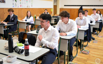 Érettségi - Több mint 80 ezren kezdték meg a vizsgát magyar nyelv és irodalomból