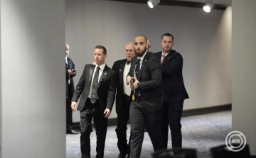 Több fegyverrel szerelte fel magát az a férfi, aki a Donald Trump részvételével tartott díszvacsora helyszínén nyitott tüzet